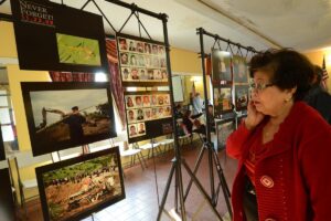 STOP KILLING JOURNALISTS! A lady was shocked by the picture she saw at the opening of the Maguindanao massacre photo exhibit, now ongoing for a two-week run at the FACLA facility in Filipinotown. Members of the local Fil-Am media and the community attended the opening of the event commemorating the senseless killing of 58 people, 32 of them journalists, in Southern Mindanao two years ago. (PHOTO BY BENNY UY)