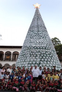 President Benigno S. Aquino III acknowledges the warm reception from the participants of the Pasko ng Batang Pinoy 2012 at the Kalayaan Grounds of the Malaca?n Palace on Wednesday (December 19) by posing with the children beside the Christmas tree at the Kalayaan Ground in Malacanang.. The Pasko ng Batang Pinoy Project is part of the Department of Social Welfare and Development’s comprehensive program which targets zero street children, street families and Badjaos in 10 priority areas in Metro Manila where there are large concentration of street children, families and IPs. (MNS photo)