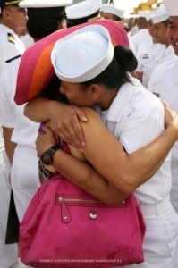 Farewell. Members of the Filipino Community in Charleston, South Carolina, say goodbye to the officers and crew of the BRP Ramon Alcaraz before the ship sailed for the Philippines on Monday. (Philippine Embassy Photo by Elmer G. Cato)