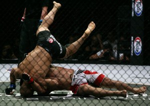 ONE FIGHTING CHAMPIONSHIP: Rise to Power Mixed Martial Arts at MOA The Arena May 31: Lightweight Iranian Kamal “The Prince of Persia” Shalorus, (upside down) about to pin Filipino Fighter Eduard “The Landslide” Folayang, to the canvas on his way to beating the Filipino martial arts fighter. PHOTO: BOY CABRIDO/Weekend Balita