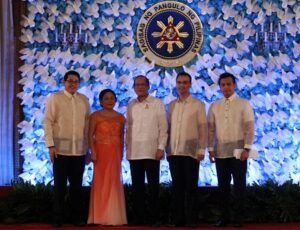 President Benigno S. Aquino III shares the stage with newly sworn Senators Paolo Benigno “Bam” Aquino IV, Cynthia Villar, Alan Peter “Compañero” Cayetano and Antonio “Sonny” Trillanes IV, for a group photo souvenir during the Oathtaking Ceremony at the Rizal Hall, Malacañan Palace on Thursday (June 27, 2013). (MNS Photo)