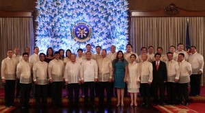 President Benigno S. Aquino III shares the stage with newly sworn in government officials of the Nationalist People’s Coalition (NPC), Nacionalista Party (NP), National Unity Party (NUP) and Liberal Party (LP) Congressional Representatives for a group photo souvenir, during their oathtaking ceremony at the Rizal Hall of the Malacañan Palace on Friday (June 28). In photo are House Speaker Feliciano Belmonte, Jr. and Senator Manny Villar. (MNS photo)