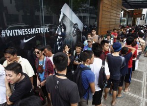 Fans of Miami Heat’s Lebron James queue for a second day to obtain free tickets for his visit, outside a mall in Manila July 17, 2013. NBA basketball player James is scheduled to arrive in Manila on a one-day visit on July 23, 2013, according to local media. (MNS photo)