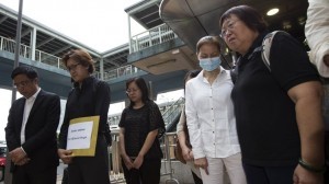 Tse Chi-hang (2nd L) and Lee Mei-chun (R), family members of tour guide Masa Tse, who was killed during Manila's bus hostage crisis in 2010, lawmaker James To Kun-sun, and survivor Yik Siu-ling (2nd R) observe a moment of silence outside the Philippine Consulate in Hong Kong August 23, 2013. Survivors and family members of the victims of the Manila bus hostage crisis have filed writs in the High Court in Hong Kong to seek compensation from the Philippines. The group is taking legal action after claiming Manila has ignored demands for compensation and an official apology since the tragedy, according to a government radio report. (MNS photo)