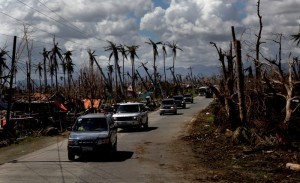 President Benigno S. Aquino III, together with some of his cabinet secretaries on Monday (November 18) in a convoy of vehicles goes around places where victims of super typhoon Yolanda strike. The President has been going around Leyte and Samar to inspect and give support to the victims. (MNS photo)