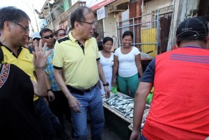 President Benigno S. Aquino III, together with some of his cabinet secretaries inspects wet markets in Leyte on Monday (November 18) to check on the prices of commodities. The president has been going around Leyte and Samar to inspect and give support to the victims. (MNS photo)