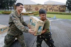 Philippine and U.S. military personnel carry boxes of water to be deployed via airlift by the U.S. Air Force to victims of super typhoon Haiyan, in Manila November 13, 2013. Philippine officials have been overwhelmed by Haiyan, one of the strongest typhoons on record, which tore through the central Philippines on Friday and flattened Tacloban, coastal capital of Leyte province where officials had feared 10,000 people died, many drowning in a tsunami-like wall of seawater (MNS photo)