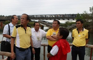 President Benigno S. Aquino III inspects the rehabilitation of Tagbuane Bridge in the Municipality of Alburquerque in Bohol on Thursday (November 28). The province was rocked by a 7.2 tremor that killed over 220 and toppled over 2,000 homes and buildings on October 15. (MNS photo)