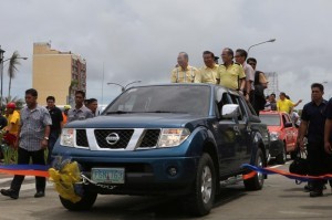 President Benigno Aquino III with Senate President Franklin Drillon and DPWH SEc. Rogelio Singson conduct a drive through and inspection of the bike lane during the Inauguration of the 2KM Section Of the Proposed Senator Benigno Aquino Jr. Road Widening project at brgy san Rafael Madurriao Distric, Iloilo City on friday (June 27) . Photo by: Lauro Montellano/ Malacanang Photo Bureau