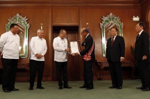 President Benigno S. Aquino III confers the Order of Sikatuna with the rank of Datu, Katangiang Ginto (Grand Cross, Gold Distinction) on outgoing Japanese Ambassador Toshinao Urabe. Also present during the ceremony were Japanese Embassy’s Deputy Chief of Mission Tetsuro Amano and Political Minister Hironori Shibata, Foreign Affairs Secretary Albert del Rosario and Cabinet Secretary Rene Almendras. (MNS photo)