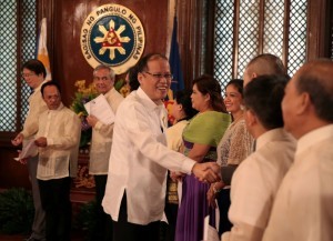 President Benigno S. Aquino III congratulates the Filipino Society of Composers, Authors and Publishers, Inc. (FILSCAP) Officers during the Induction Ceremony at the President’s Hall of the Malacañan Palace on Tuesday (October 14). FILSCAP was established in 1965 to administer the public performance and reproduction rights of creators and owners of original music works. The new set of FILSCAP officers are Arturo “Nonoy Tan” Lui Pio; Noel Cabangon; Jaime “Jim” Paredes; RGMA Marketing and Productions, Inc., represented by Leocadio Sanchez III); Star Songs, Inc. (Atty. Ma. Victoria Benedicto); Polyeast Music Entertainment, Inc. (Raquel Dacillo); Katrina Belamide; Rodolfo Cayamanda, Jr.; Universal Records, Inc. (Ramon Chuaying); Nathaniel Joseph de Mesa; Alpha Music Corporation (Alvin de Vera); and Roberto “Snaffu” Rigor. (MNS photo)