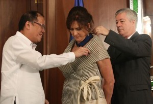 President Benigno S. Aquino III confers the Order of Lakandula with a rank of Grand Officer (Maringal na Pinuno) on outgoing United Nations (UN) Resident Coordinator Luiza Carvalho during the Farewell Call at the Music Room of the Malacañan Palace on Monday (October 27, 2014). Carvalho was cited for her important contribution in further strengthening and deepening the relations of the Republic of the Philippines with the United Nations. The Order of Lakandula is the Order of Political and Civic Merit of the Republic. Also in photo is Mr. Jose Renato Carvalho, spouse.(MNS photo)