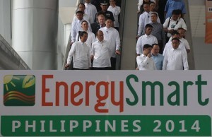President Aquino tours and views the exhibit on the promotion and advancement of solutions and initiatives on energy efficiency during the Energy Smart Philippines (ESPhil) 2014 in Pasay City (MNS photo)