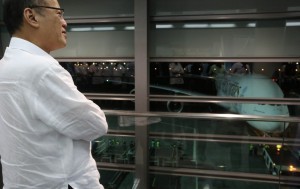 President Benigno S. Aquino III observes the arrival of Emirates Airbus A380 from Dubai at the Singapore Travelers’ Lounge (beside Emirates Gate 115) Travelers’ Lounge (beside Emirates Gate 115) at the Ninoy Aquino International Airport in Pasay City on Tuesday night (October 07). (MNS photo)