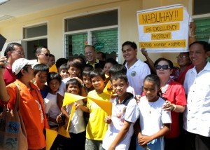 President Benigno S. Aquino III poses with pupils of the newly repaired classrooms of Guiuan East Central School in Barangay 8, Poblacion, Guiuan during the visit to the province of Eastern Samar on Friday (November 07). It was in Guiuan where super Typhoon Yolanda, the strongest typhoon ever recorded, made its first landfall on November 08, 2013. (MNS photo)