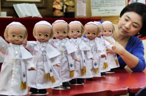 Geraldine Sy, of the Doll Joy Gallery Museum in Pasig City, displays Pope Francis dolls on Monday at the gift shop. The dolls, measuring 30 centimeters tall, is one of many Pope Francis souvenirs being sold ahead of the visit of the pontiff to the Philippines this week. (MNS photo)