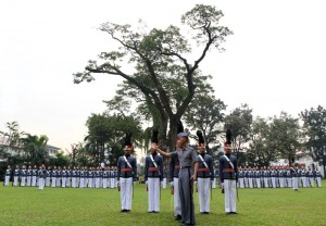 Members of the Philippine Military Academy stand at attention during the rehearsals for the arrival honors for Pope Francis in Malacanang Wednesday (January 14). (MNS photo)