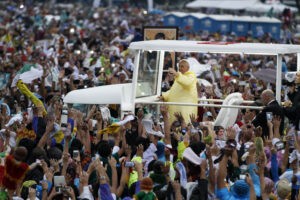 His Holiness Pope Francis waves to the millions of pilgrims at the Quirino Grandstand in Luneta Park, Manila after officiating the Holy Mass on Sunday (Jan. 18), which capped his five-day (Jan. 15-19) visit to the Philippines. (MNS photo)