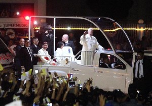 Pope Francis waves to the crowd while on board an Isuzu D-Max Popemoblie for his trip to the Apostolic Nunciature in Manila on Thursday, January 15, from the Villamor Air Base in Pasay City. Pope Francis is the Philippines for a five-day state and apostolic visit that will be highlighted by a meeting with survivors of super typhoon Yolanda in Leyte on Saturday, January 17. (MNS photo)