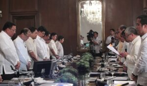 President Benigno S. Aquino III leads his official family in prayer before presiding over the National Economic and Development Authority Board Meeting at the Aguinaldo State Dining Room of the Malacañan Palace on Monday (February 16). Also in photo are Secretary to the Cabinet Jose Rene Almendras, Finance Secretary Cesar Purisima, Environment and Natural Resources Secretary Ramon Paje, Energy Secretary Jericho Petilla, Presidential Management Staff Head Julia Abad, Metropolitan Manila Development Authority chairman Francis Tolentino, Mindanao Development Authority chairperson Luwalhati Antonino, Transportation and Communications Secretary Joseph Abaya, Trade and Industry Secretary Gregory Domingo, Socio-Economic Planning Secretary Arsenio Balisacan and Public Works and Highways Secretary Rogelio Singson. (MNS photo)