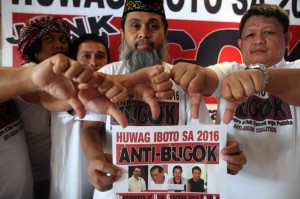 Representatives from different Muslim groups gesture a thumbs-down sign as they launch their “Anti-Bugok (rotten) Coalition” urging the public not to vote for pro-war politicians, at a press conference in Manila, Monday. The groups criticized several politicians calling for all-out war against Moro rebels in Mindanao in response to the bloody Mamasapano encounter.(MNS photo)
