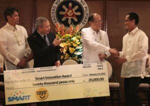 President Benigno S. Aquino III, assisted by PLDT and Smart public affairs head Mon Isberto, presents the SMART Youth Innovation award to Kanlungan Pilipinas Movement, Inc. during the Ten Accomplished Youth Organizations Year 12 (TAYO 12) awarding ceremonies at the Heroes Hall of the Malacañan Palace on Tuesday (February 24). Since 2002, TAYO Awards recognizes and supports the outstanding contributions of youth organizations to the country. Also in photo is Presidential Assistant for Food Security and Agricultural Modernization Francis Pangilinan. (MNS photo)