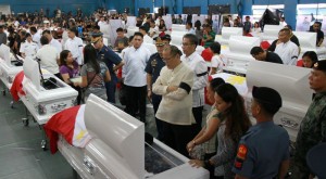 President Benigno S. Aquino III offers a moment of prayer before the remains of the fallen Philippine National Police-Special Action Force (PNP-SAF) Troopers during the Necrological Service at the NCRPO Multi-Purpose Center of Camp Bagong Diwa in Bicutan, Taguig City on Friday (January 30). (MNS photo)