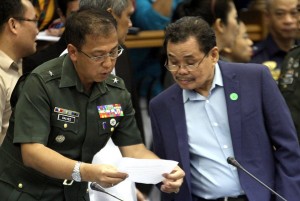 Moro Islamic Liberation Front (MILF) Chief Negotiator Mohagher Iqbal looks at the document shown by BGen. Carlito Galvez, Jr, Chair, Government of the Philipipnes-Coordinating Committee on the Cessation of Hostilities (GPH-CCCH) during the continuation of the hearing for SAF 44.(MNS photo)