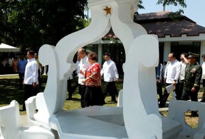 President Benigno S. Aquino III is received by National Historical Commission of the Philippines (NHCP) chairperson Dr. Maria Serena Diokno upon arrival for the inauguration of the Museo ni Emilio Aguinaldo at the Emilio Aguinaldo Shrine in Kawit, Cavite on Friday (March 20). The museum chronicles the life and times of Aguinaldo, especially during the revolution against Spain and war against the United States. (MNS photo)
