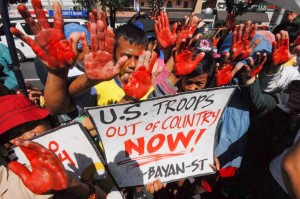 Members of Bayan Southern Tagalog hold a protest outside the US Embassy in Manila, Thursday, condemning the alleged participation of the United States in the Mamasapano operation last January 25. The group also called for President Aquino’s resignation over his accountability for the death of 44 PNP SAF troopers. (MNS photo)