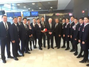 Ambassador Jose L. Cuisia, Jr. with Philippine Airlines President and Chief Operating Officer Jaime Bautista and members of the crew of Philippines Airlines Flight 127 from New York to Manila shortly before its departure at the John F. Kennedy International Airport on Monday. (Philippine Embassy Photo by Emil Fernandez)