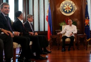 President Benigno S. Aquino III converses with CEMEX chief executive officer Fernando Gonzalez during the Courtesy Call at the Music Room of the Malacañan Palace on Thursday (May 14, 2015). Also in photo are United Mexican States Ambassador to the Philippines His Excellency Julio Camarena Villaseñor and CEMEX Asia president Joaquin Estrada. (MNS Photo))