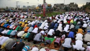 Muslim residents offer their morning prayers at a park in a slum area in Tondo, metro Manila July 17, 2015. Muslims all over the world celebrate Eid al-Fitr as the holy month of Ramadan comes to an end on Friday. (MNS photo)