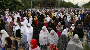Muslim residents offer their morning prayers at a park in a slum area in Tondo, metro Manila July 17, 2015. Muslims all over the world celebrate Eid al-Fitr as the holy month of Ramadan comes to an end on Friday. (MNS photo)