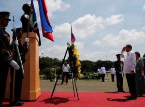 President Benigno S. Aquino III offers a wreath during the commemoration of the 137th Birth Anniversary of President Manuel L. Quezon (PMLQ) and the Inauguration of the “Museo ni Manuel L Quezon” at the Quezon Memorial Shrine in Elliptical Road, Quezon City on Wednesday (August 19, 2015). Also in photo is National Historical Commission of the Philippines (NHCP) chairperson Dr. Maria Serena Diokno. (MNS Photo)