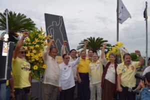 Airport General Manager Jose Angel Honrado with Members Of The August 21 Movement pose for the media during the wreath-laying ceremony at the Ninoy Aquino memorial marker at NAIA Terminal 1 to commemorate the 32nd death anniversary of Senator Ninoy Aquino.(MNS photo)