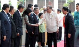 President Benigno S. Aquino III and General Prayut Chan-o-cha, Prime Minister of the Kingdom of Thailand, greet Thai officials during the welcome ceremony at the Malacañan Palace Grounds on Friday (August 28). This is the Thai Prime Minister’s first official visit to the Philippines since assuming office in August 2014. (MNS photo)