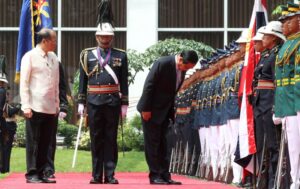 President Benigno S. Aquino III and General Prayut Chan-o-cha, Prime Minister of the Kingdom of Thailand, honor the colors during the welcome ceremony at the Malacañan Palace Grounds on Friday (August 28, 2015). This is the Thai Prime Minister’s first official visit to the Philippines since assuming office in August 2014. (MNS photo)