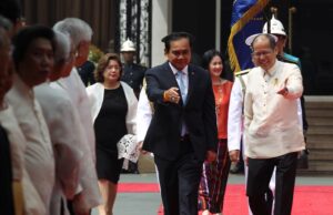 President Benigno S. Aquino III welcomes General Prayut Chan-o-cha, Prime Minister of the Kingdom of Thailand, upon arrival at the Malacañan Palace Grounds for the Official Visit to the Philippines on Friday (August 28). This is the Thai Prime Minister’s first visit to the Philippines since assuming office in August 2014. (MNS photo)