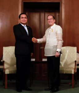 President Benigno S. Aquino III shakes hands with General Prayut Chan-o-cha, Prime Minister of the Kingdom of Thailand, during the courtesy call at the Music Room of the Malacañan Palace on Friday (August 28, 2015). This is the Thai Prime Minister’s first official visit to the Philippines since assuming office in August 2014. (MNS photo)