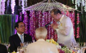 President Benigno S. Aquino III delivers his message during the state luncheon at the Rizal Hall of the Malacañan Palace for the official visit of General Prayut Chan-o-cha, Prime Minister of the Kingdom of Thailand, on Friday (August 28). This is the Thai Prime Minister’s first visit to the Philippines since assuming office in August 2014. (MNS photo)