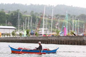 A fisherman sails his boat past the Holiday Ocean View resort in Samal island, Davao del norte province on the southern island of Mindanao on September 22, 2015, where gunmen have kidnapped two Canadian tourists, a Norwegian employee and a Filipina. Gunmen have kidnapped two Canadian tourists, a Norwegian employee and a Filipina from a luxury resort island in the conflict-racked southern Philippines, police said September 22. AFP PHOTO / Dennis Jay Santos