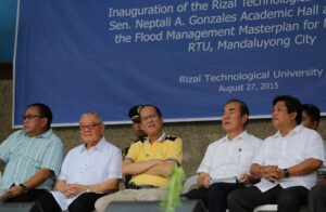 President Benigno S. Aquino III graces the inauguration of the Senator Neptali Gonzales Academic Hall of Rizal Technological University on Thursday (August 27). Also in photo are Mandaluyong Representative Neptali Gonzales II, House Speaker Sonny Belmonte, DPWH Secretary Rogelio Singson PCCO Secretary Sonny Coloma and Mandaluyong Mayor Benhur Abalos. (MNS photo)