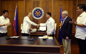 President Benigno S. Aquino III congratulates newly installed Department Of Interior and Local Government Secretary Mel Senen Sarmiento after the oathtaking held at the office of the President, Malacañan Palace on Tuesday (September 29). With Liberal Party Presidential Standard Bearer Manuel Roxas III, Speaker of the House Sonny Belmonte and DOTC Secretary Joseph Abaya as witnesses to the oath. (MNS Photo)