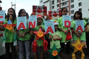 Members of various environmental groups band together to call on Canada to take back its waste in a gathering in Quezon City on Friday. The groups decried shipments of garbage from Canada that have been languishing at a Philippine port for more than a year now. (MNS photo)