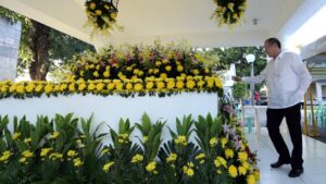 -- President Benigno S. Aquino III visits the tomb of his parents Ninoy and Cory at the Manila Memorial Park in Sucat, Paranaque Thursday, (October 29). (MNS photo)