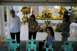 President Benigno S. Aquino III visits the tomb of his parents Ninoy and Cory at the Manila Memorial Park in Sucat, Paranaque Thursday, (October 29). (MNS photo)