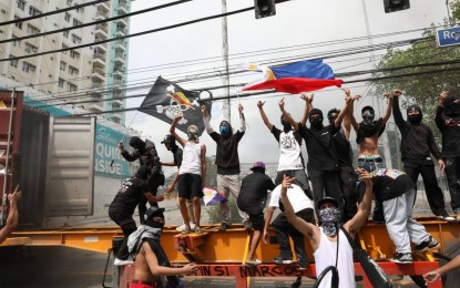Gov’t hits violence in Manila protests, vows to go after ‘anarchists’